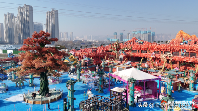 花仙藏河州韵，恐龙述亿年史！花开临夏不夜城景观，藏着独属于花都临夏的“精彩故事 文化浪漫”～