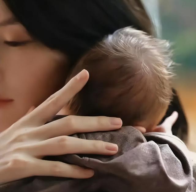 陈伟霆妈妈飞北京看孙子！婆媳第一次见面，何穗大胆拍辣照迎接！