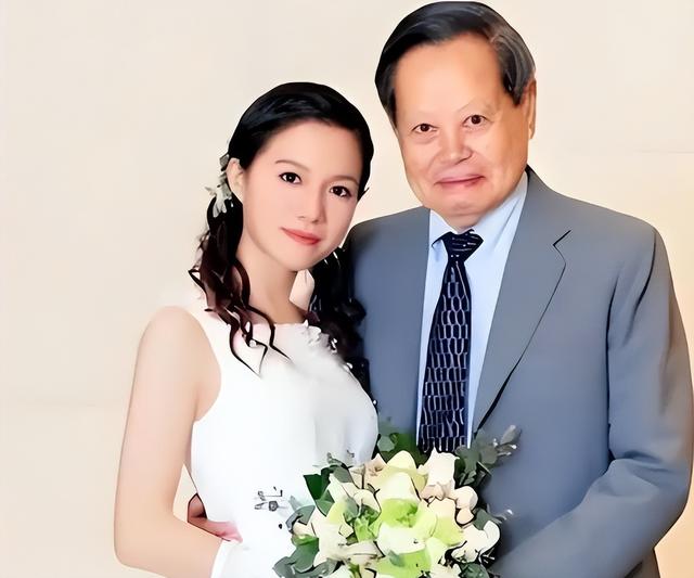 杨振宁去世后，49岁翁帆或没想到，因恢复中国籍 长期捐赠名誉飙升