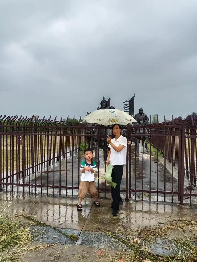 雨中游汝南和母校(作者:朱树理)