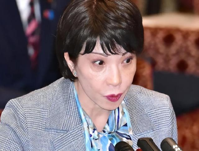 中日交涉刚启动，最大输家浮出水面！不是 64 岁高市早苗，日本民调一边倒，释放信号强烈