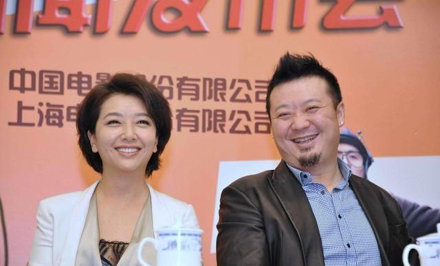 58岁江珊在剧组庆生	，穿黑衣满头白发体重超140斤，皱纹不掩美貌