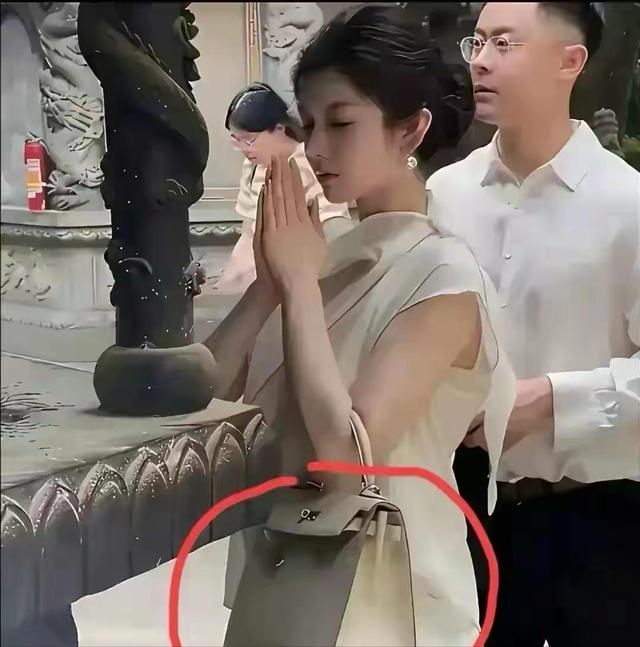 寺庙看到的一幕！好奇！她这么漂亮，这么富有，究竟还要祈求什么