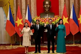 越南夫人接待菲律宾总统夫妇太惊艳！国宴穿蓝裙，粉色奥黛更完胜图片