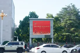 超人气亮相！“潜江龙虾”霸屏武汉街头图片