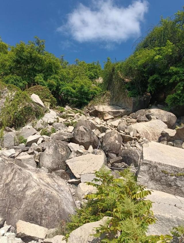 厦门东坪山天心谷，以其独特的心形巨石而闻名，岛内户外六谷之一