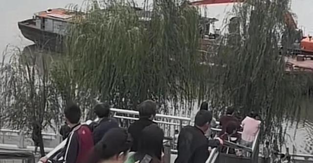 那个新娘估计很难撇清了！跳河新郎的父亲发话了：不办葬礼