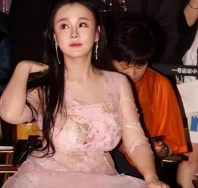 拳王邹市明自爆破产，不止赔光2亿	，其妻子参加婚礼耍酒疯