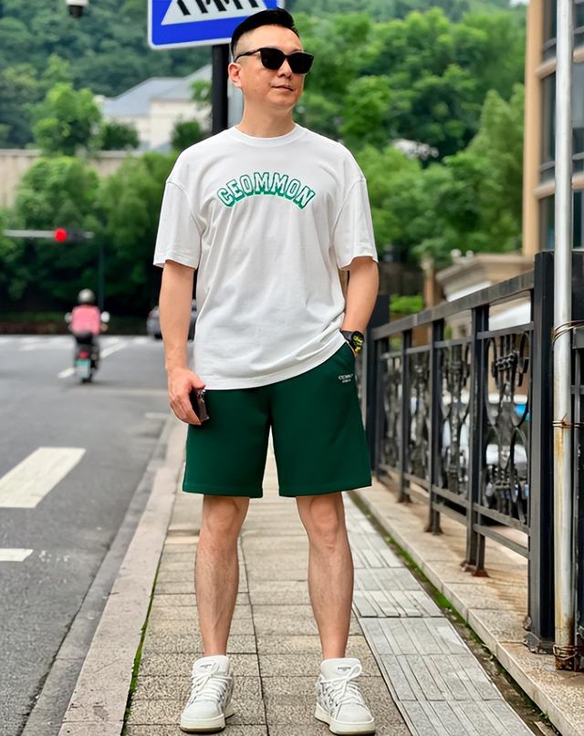 去北京才发现：小白鞋失宠了！满街的短裤+运动鞋的打扮，太帅了