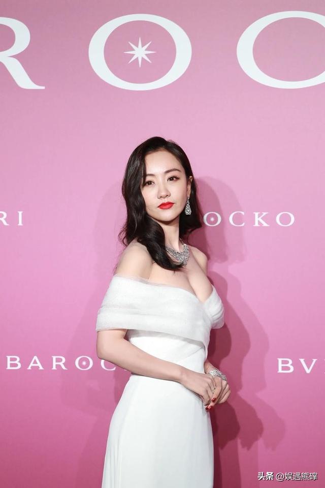 杨蓉这胸是真的吗？跟两个足球一样了，真的非常好看了
