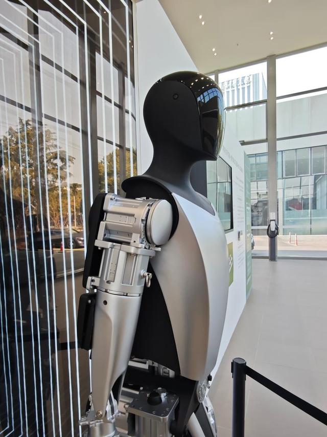 万亿薪酬落袋！马斯克跳舞庆功，特斯拉汽车卖不动，却押注机器人