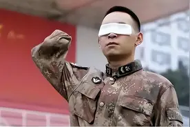 活着的一等功！“排雷英雄”杜富国，至少有3个干部达不到的待遇图片