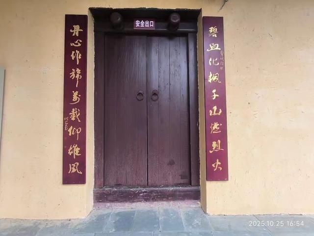 排队游览光雾山