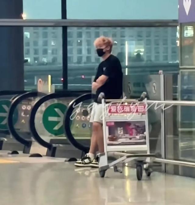 国乒暴雨天落地北京，王楚钦王曼昱等待拿行李。两天后出发瑞典！