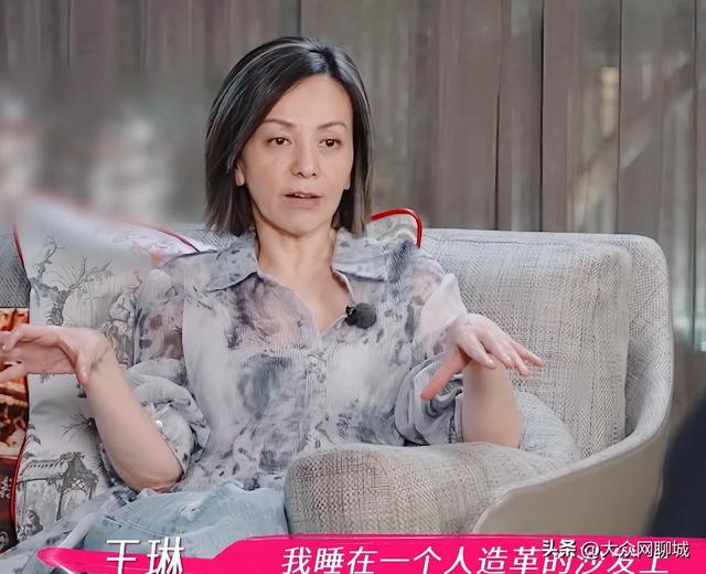 王琳爸爸过世6年，妈妈重男轻女让她睡沙发10年，亲弟不愿养父母