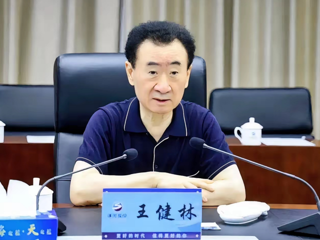 挥霍无度、风流成性，71岁的王健林，惨遭亲儿子王思聪的“反噬”