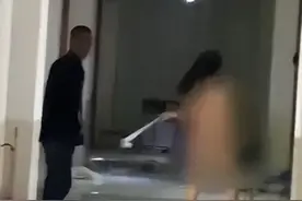 集宁师范女生裸体进男生宿舍！一丝不挂在楼道大闹，现场画面炸裂图片