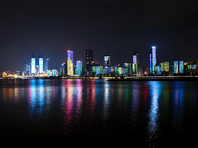 今年国庆，为什么是这座城拿了爽文剧本？