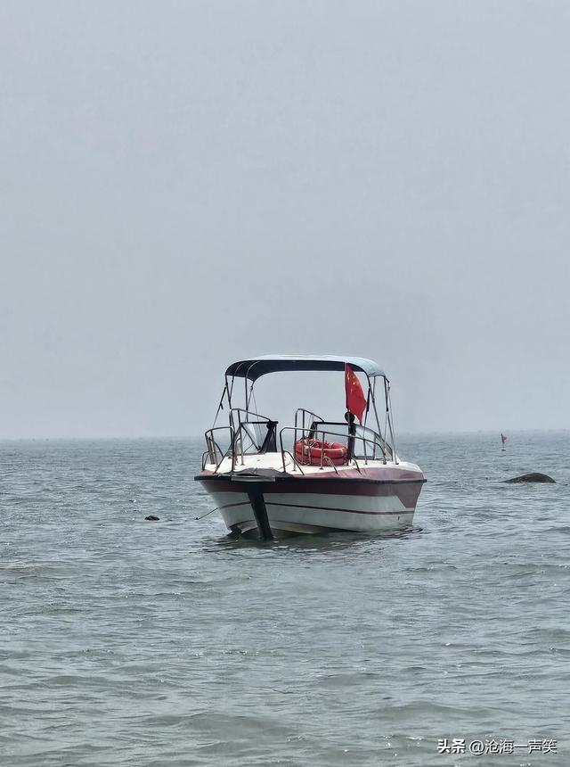 海边的游艇，海边的红旗，海边的游人，畅快淋漓，尽兴而归！