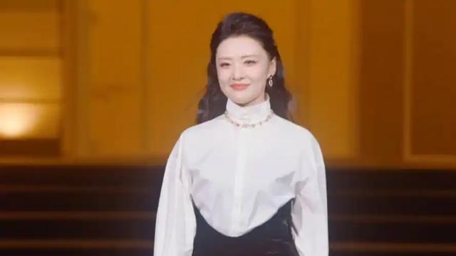 她是“央视一姐”，结婚12年选择离婚，坦然：婚姻给我的尽是痛苦