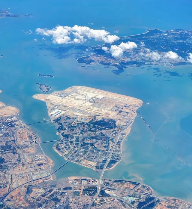 厦门翔安国际机场，总投资达到了555.74亿元，计划于2026年底通航