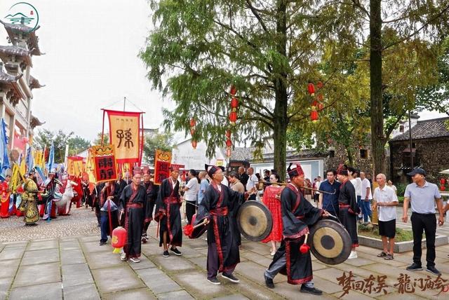 国庆中秋长假首日“炸”场！龙门古镇逛到腿软停不下来，美食吃到扶墙走！