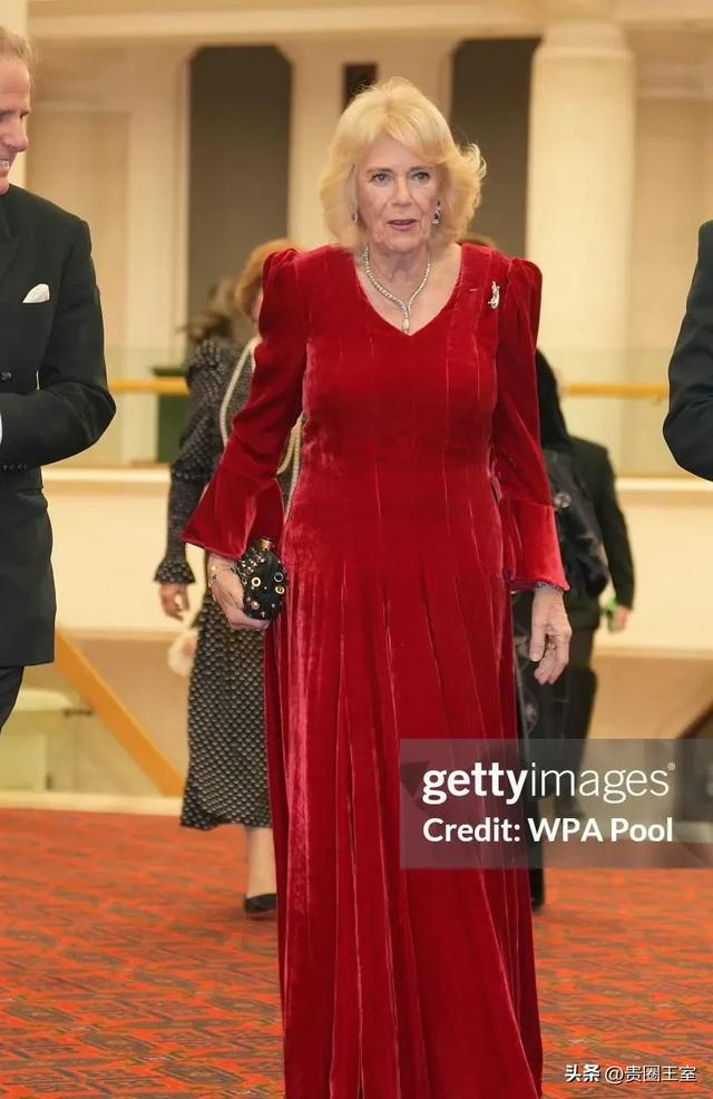 72岁布里吉特度假照曝光！真实身材马克龙也不“欣赏”！