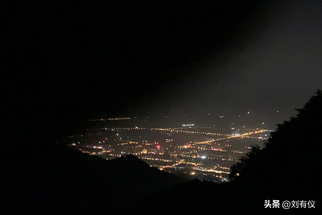 夜游泰山，一辈子总要来一回，感受下山顶的寒和阳光出现时的暖