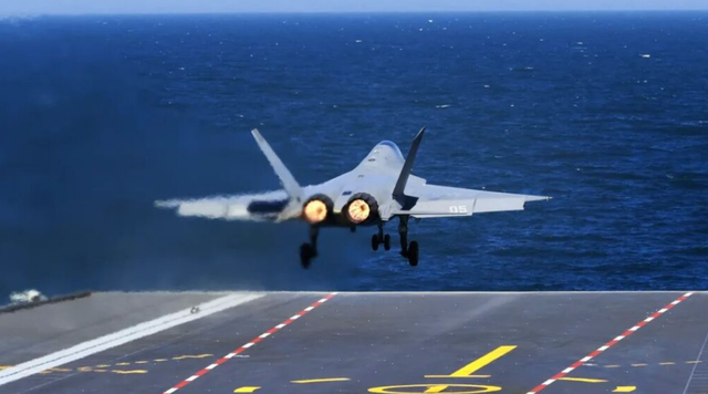 福建舰正式入列，三航母时代开启，中国再次用技术解锁战略难题