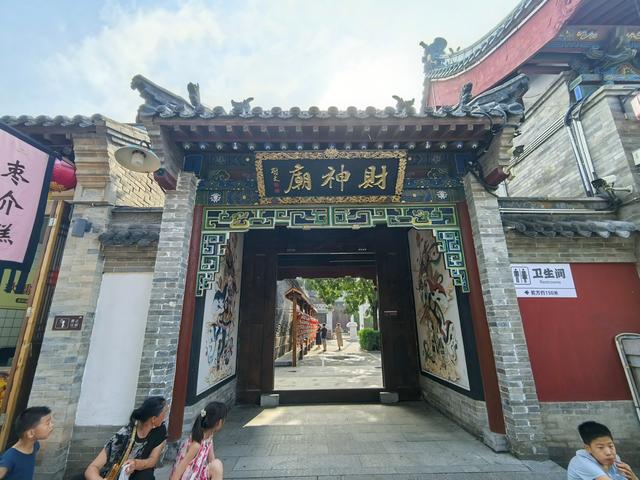 晋北的忻州古城很大，游客非常多，是我所见古城中最热闹古城景区