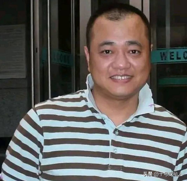 再有钱有啥用？68岁赵本山近况曝光，三人打伞伺候，女儿成心头病