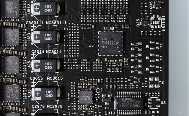 iGame RTX 5090 D v2火神显卡评测：凌厉方正硬汉！性能依旧能打！