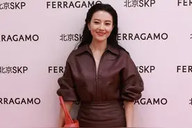 高圆圆身穿酒红色皮质包臀裙套装+红色手提包优雅大气图片