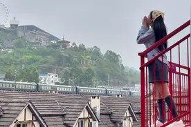 8D城市的独特魅力 重庆不仅有“轨道穿楼”还有“屋顶火车”图片