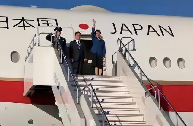 高市早苗的车牌藏阴谋，拜鬼在路上？日本的野心藏不住了