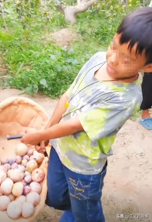 好狠的心！男子称偏爱小儿子，却把他扔国道，让老婆独自徒步寻回
