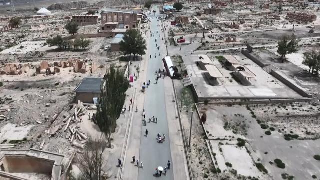 阿克塞县博罗转井影视基地迎旅游高峰 甘青大环线热度持续攀升