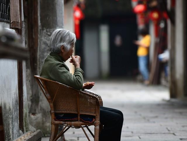 帮一个少妇拍艺术照，她说穿衣服拍不出感觉，非要脱掉