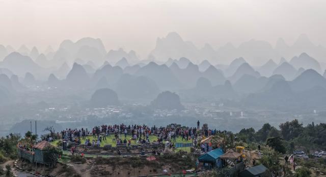 桂林阳朔：夕阳泼墨染群峰 风景如画似“千里江山图”