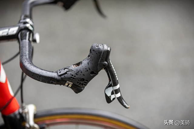 众多中国自行车与零件：英国爬坡锦标赛上有趣的器材