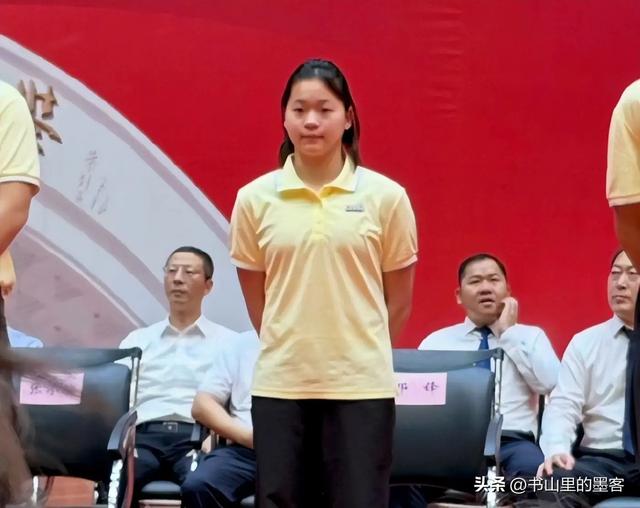 宣布复出不到一周，全红婵罕见出席挂牌仪式，身材基本已恢复如初