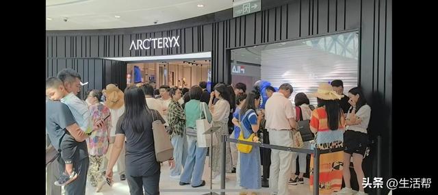 30℃抢购羽绒服、外籍游客扎堆享受阳光、沙滩、海浪⋯⋯海南免税消费到底有多疯狂？