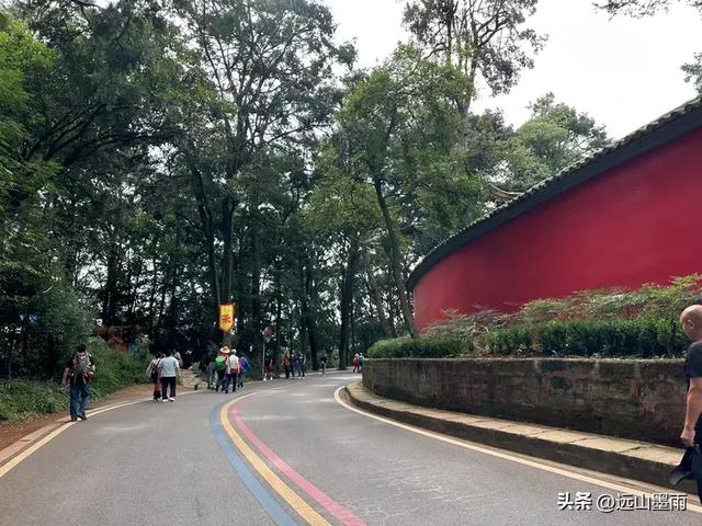 周末徒步，爬西山、走千步岩、过东风坝，我们在山水间快乐行走