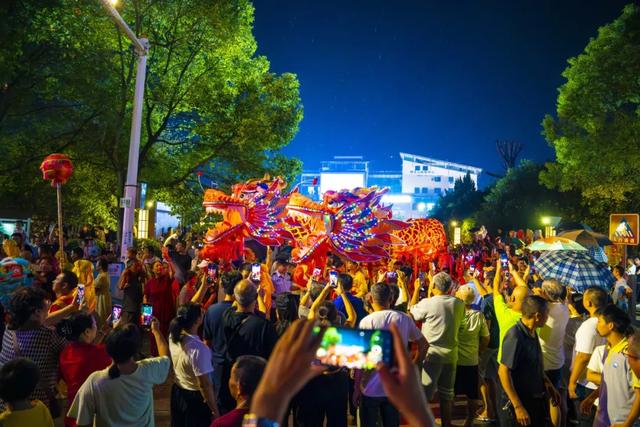 国庆神仙玩法来啦！仙缘盛会、烟花瀑布、火人狂欢，假期欢乐天花板，就在明月山→