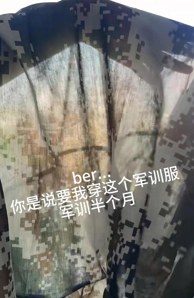 大学“透视”军训服走红，女生站在阳光下才看出端倪，这谁还敢穿