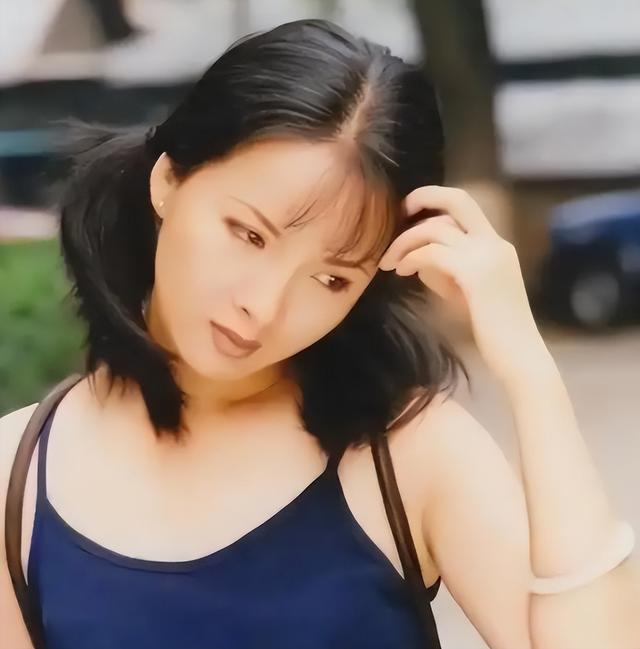 吃里扒外！定居美国13年，回国捞金惨遭“驱逐”，52岁活成了笑话