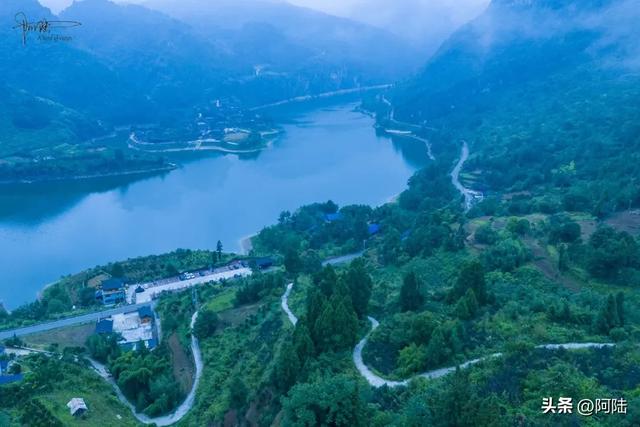 首八峒村停车场是不错的营地，每天都有旅者在这里过夜，风光秀美