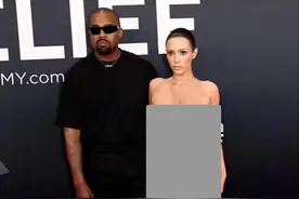 侃爷妻子再出“新造型”，黑色大衣+透明装，直接被“请下”红毯图片