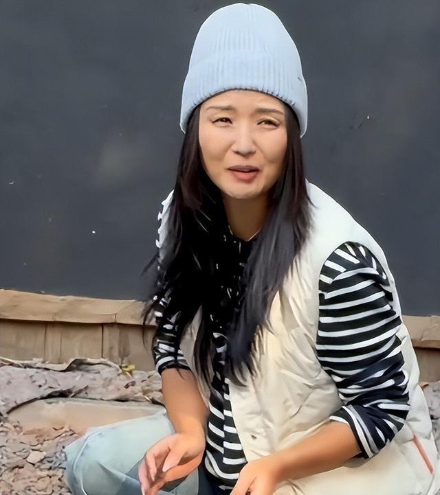 39岁何洁不忍直视，腋下勒出副乳肚子三层肉，要养4个娃操劳疲惫