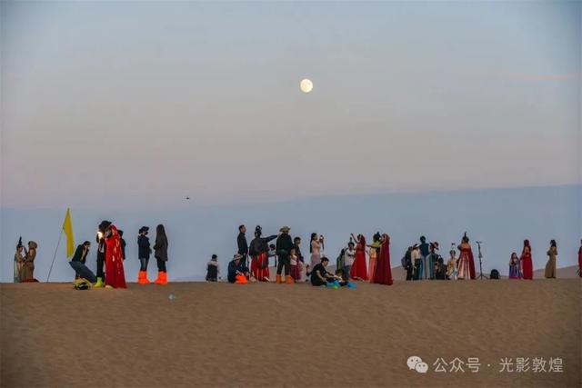 甘肃敦煌迎来国庆节中秋节双节旅游高峰